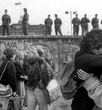 Imagem Marcante Sobre Queda Do Muro De Berlim